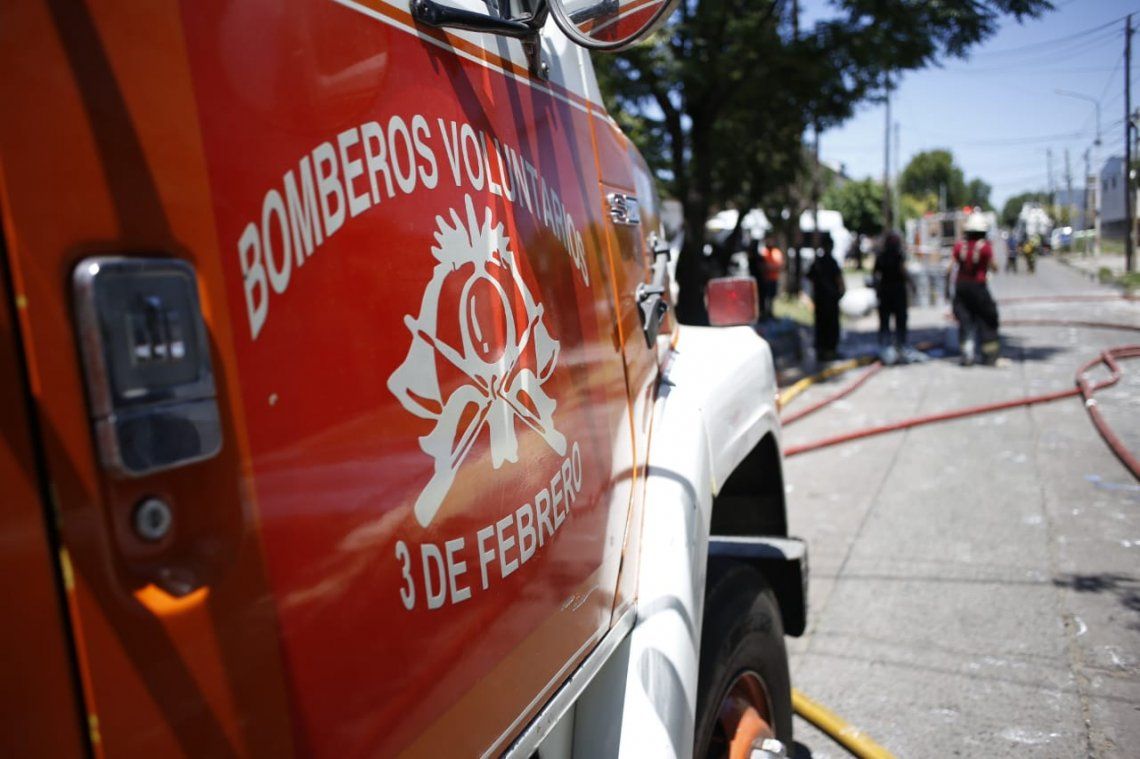 Dos bomberos voluntarios murieron y uno terminó herido de gravedad en un incendio en Caseros