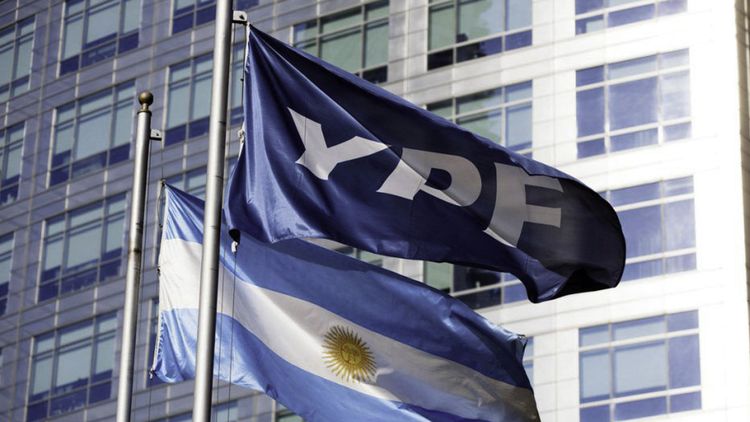 El fallo de la magistrada neoyorquina obliga a la entrega del 51% de las acciones de YPF a los bonistas acreedores.