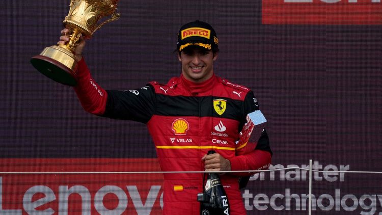 Sainz, de 27 años, hijo del dos veces campeón del mundo de rally, Carlos Sainz, le dio a Ferrari el tercer triunfo en la temporada.
