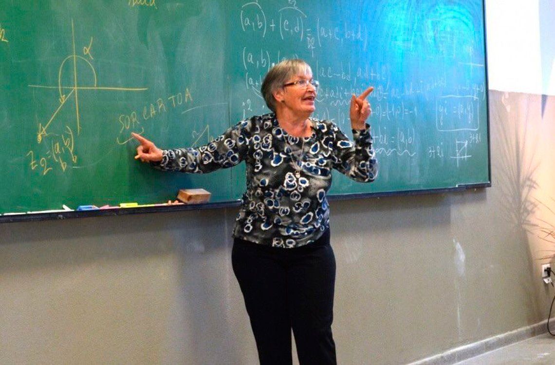 Docente jubilada es furor en YouTube con sus clases de matematica