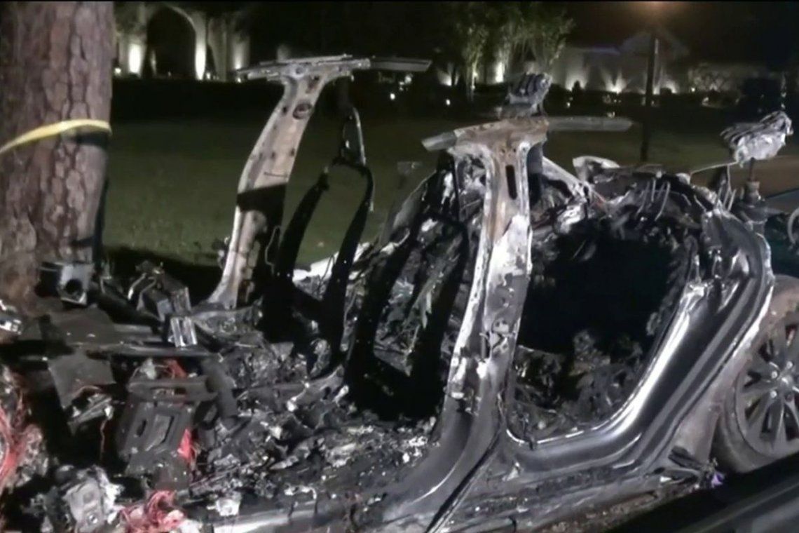 EE.UU. Un auto Tesla que circulaba con piloto automático choco y se incendió