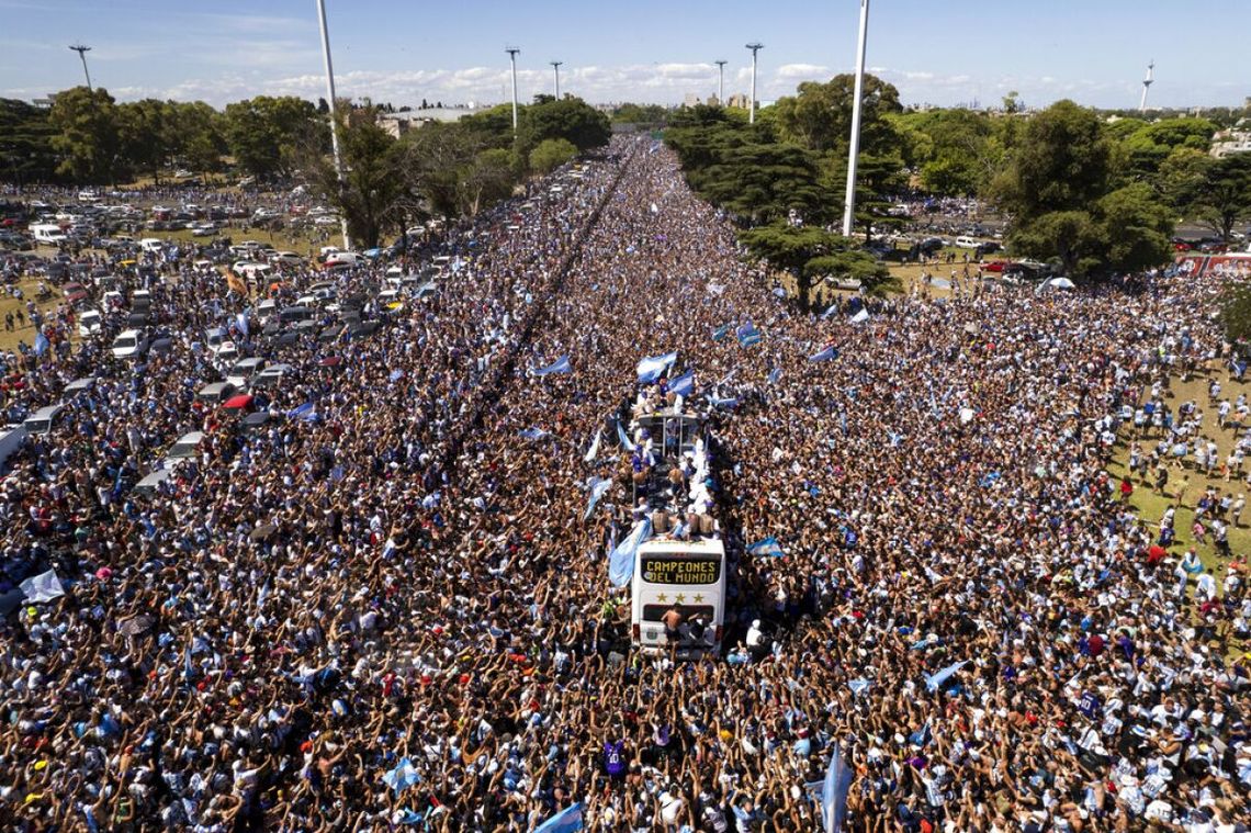 La Selección Argentina en un mar de hinchas celebrando el Mundial.