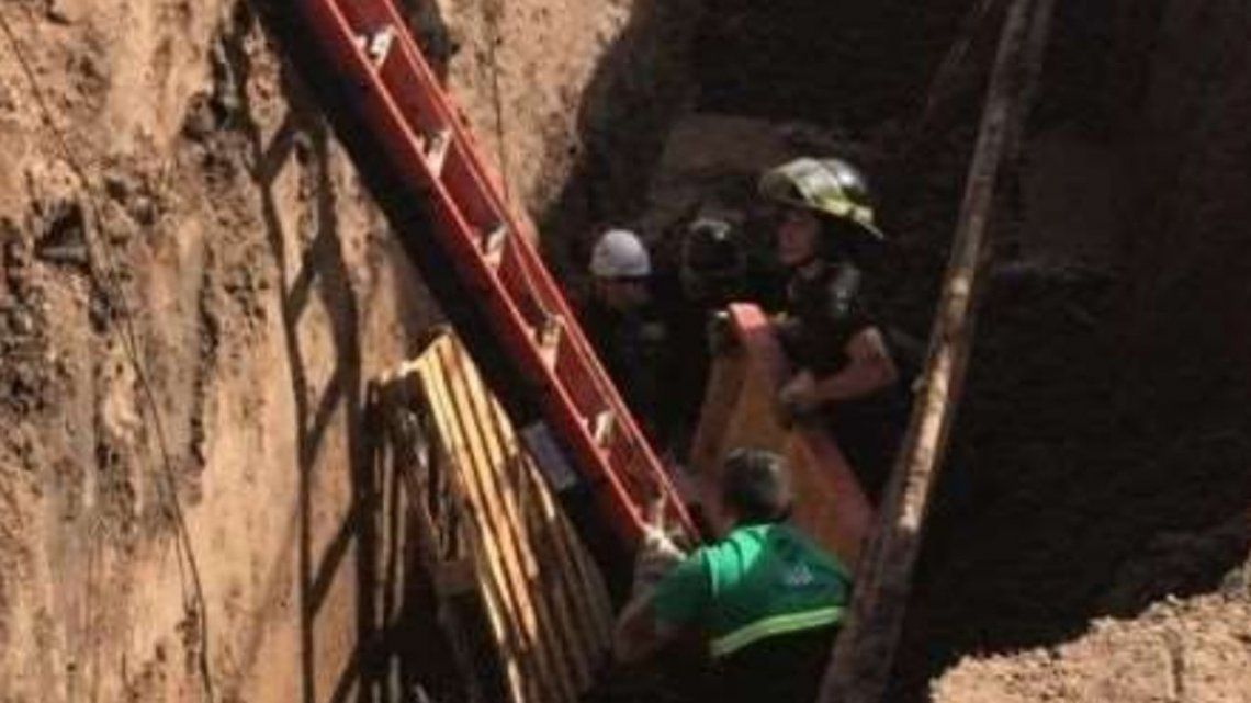 Rosario: un obrero cayó en un pozo, lo tapó la tierra y murió