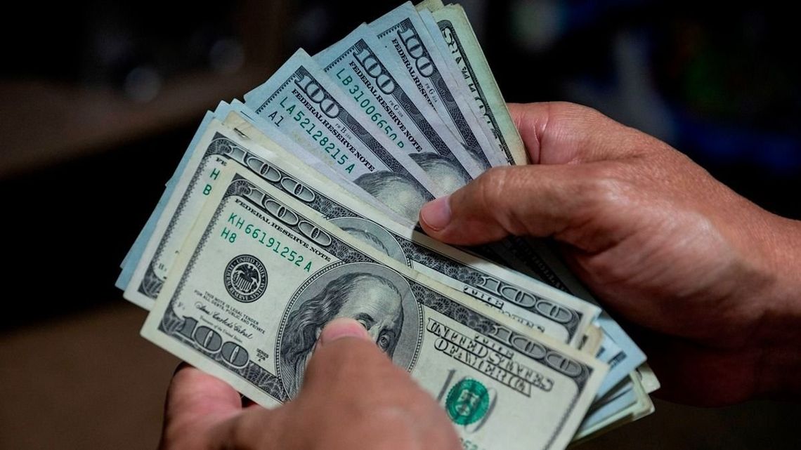 El dólar blue cerró la semana en $338
