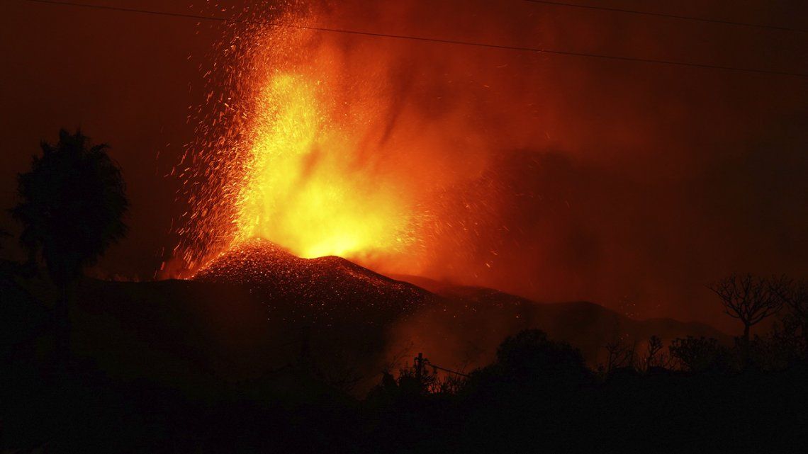 España: nueva erupción volcánica genera complicaciones en la Isla de Palma.