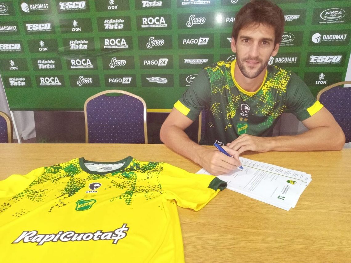 Lucas Albertengo en la firma de su contrato con Defensa y Justicia. 