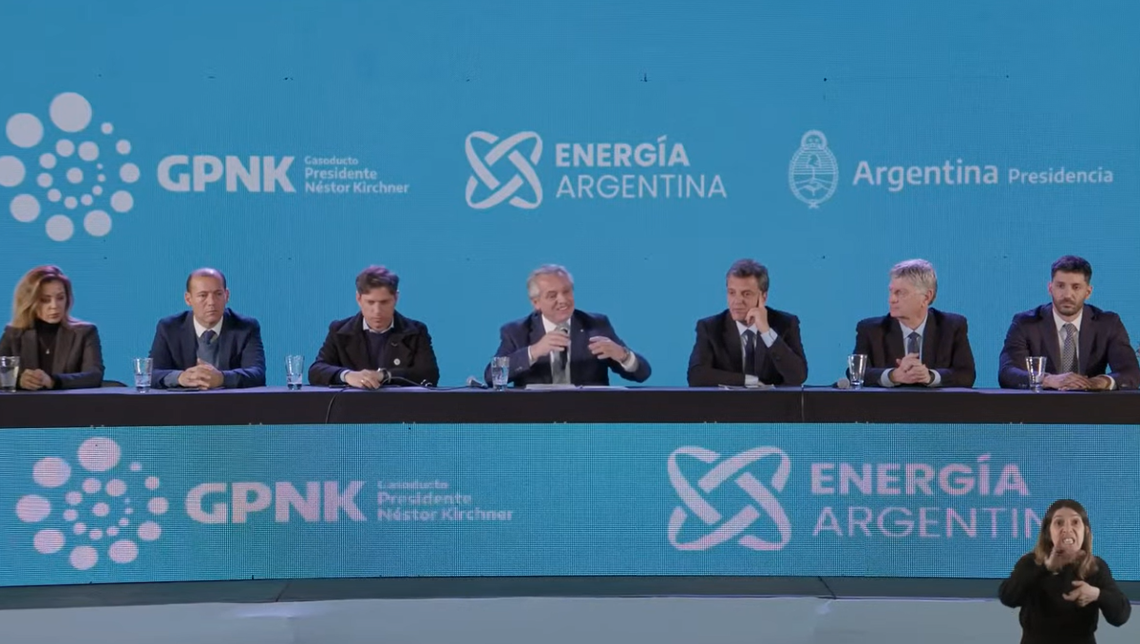 Fernández encabezó el acto de firma de contratos para el gasoducto Néstor Kirchner