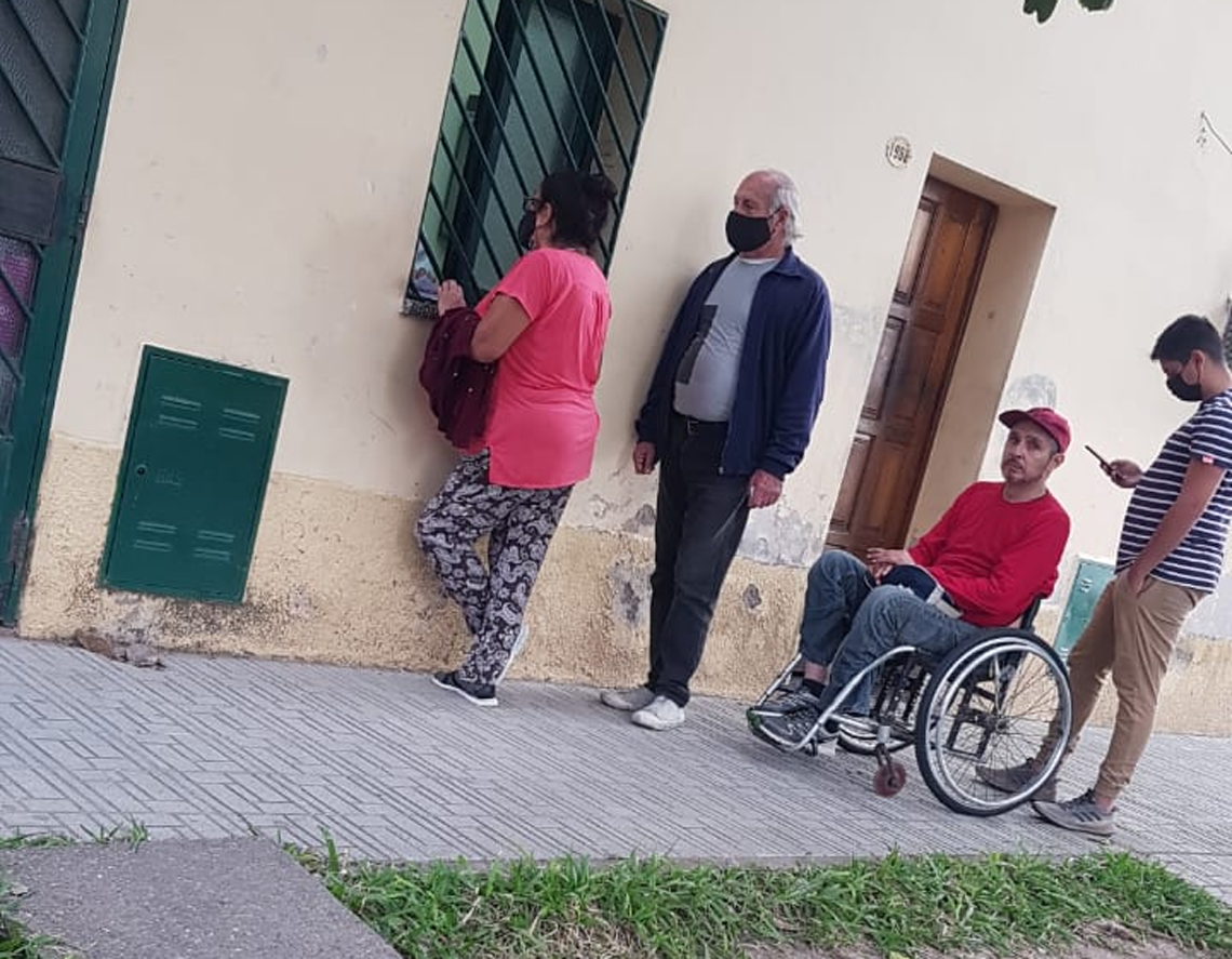 Médico atiende a jubilados y discapacitadas por la ventana