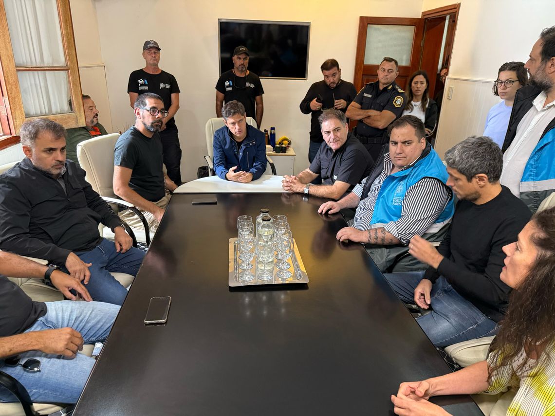 El gobernador bonaerense Axel Kicillof llegó a Bahía Blanca y se reunió con integrantes del comité de crisis.