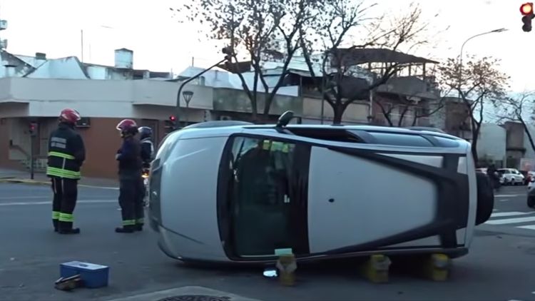 Uno de los vehículos del accidente ocurrido en Parque Patricios terminó volcado.