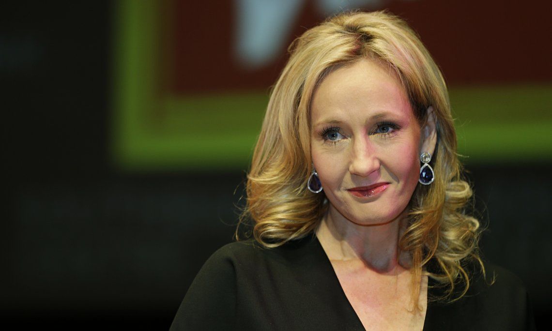 La autora de Harry Potter acusada de transfóbica por obra en la que el asesino es travesti 