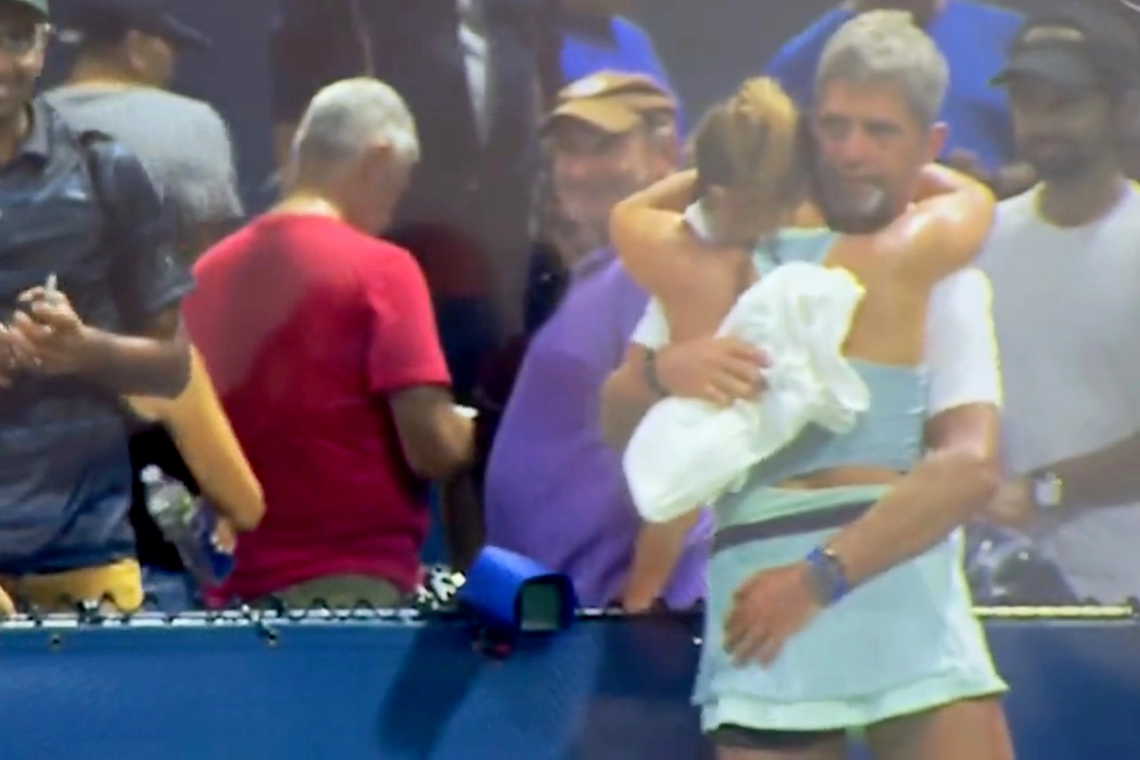 US Open: festejo de la tenista Sara Bejlek con su padre y su entrenador genera indignación