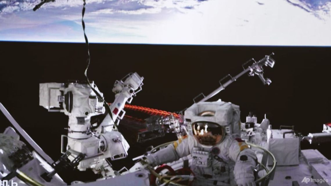 Astronautas chinos en el espacio