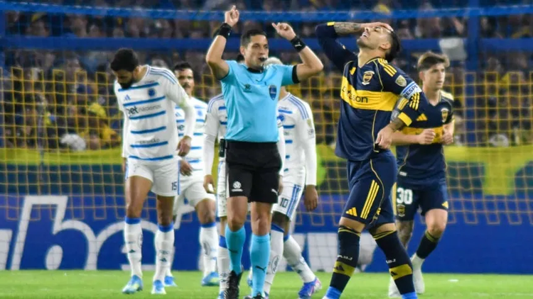 La frustración del capitán ante el pitido final del árbitro. Foto: Fotobaires.