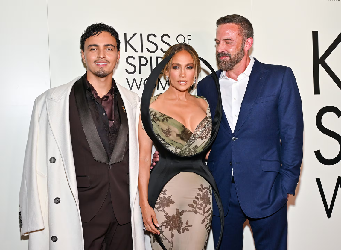 Tonatiuh Elizarraraz, y Jennifer Lopez -protagonistas de 'Kiss of the Spider Woman'- junto a Ben Affleck.