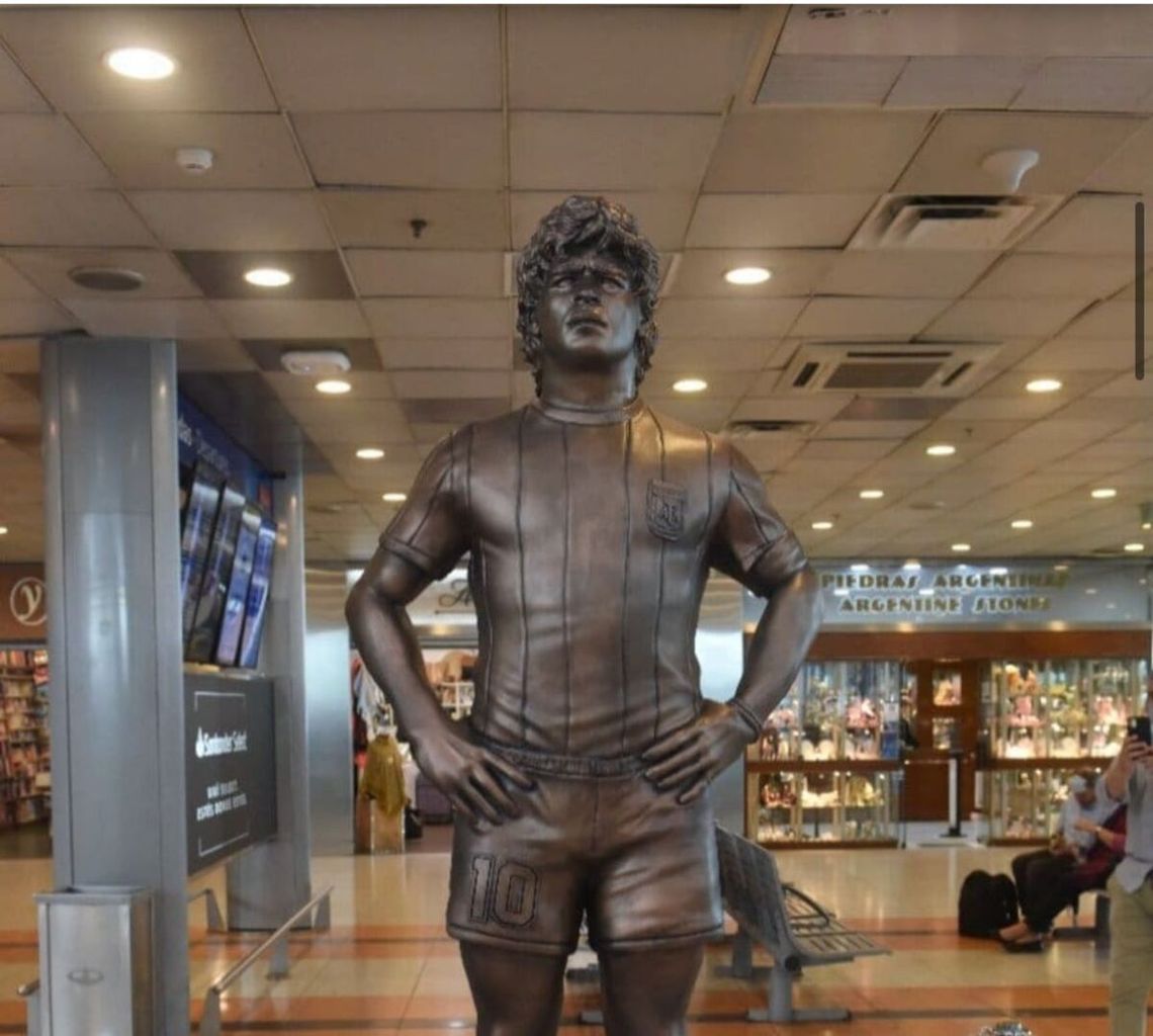 La estatua de Diego Armando Maradona. 