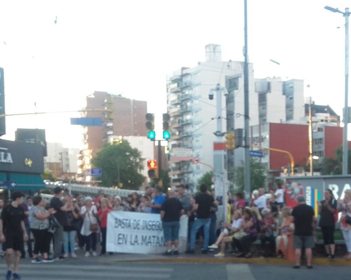 Los vecinos se concentraron en Rivadavia y Avenida de Mayo.