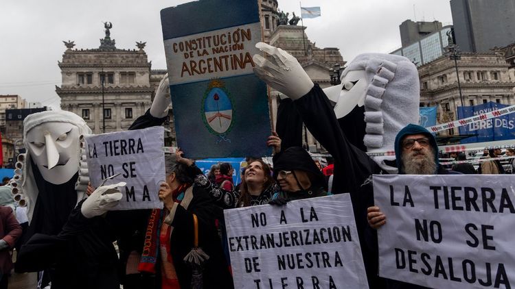 El fallo de la Corte Suprema dejó vigente la derogación de la norma que limitaba la adquisición de tierras rurales por extranjeros.