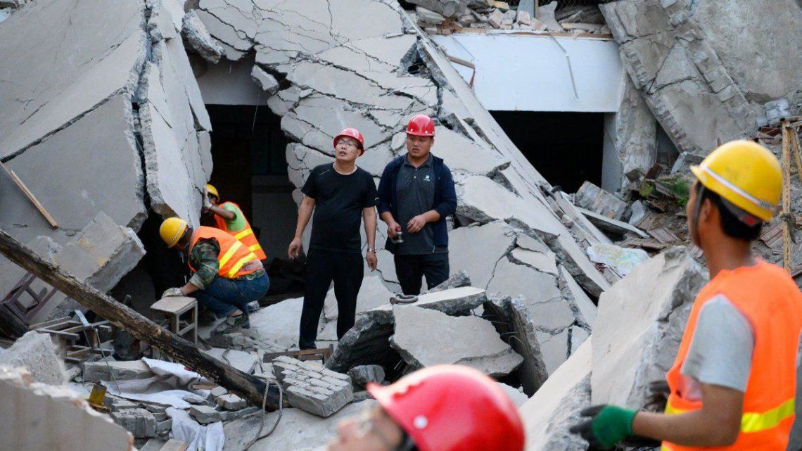 China: socorristas trabajan en el derrumbe