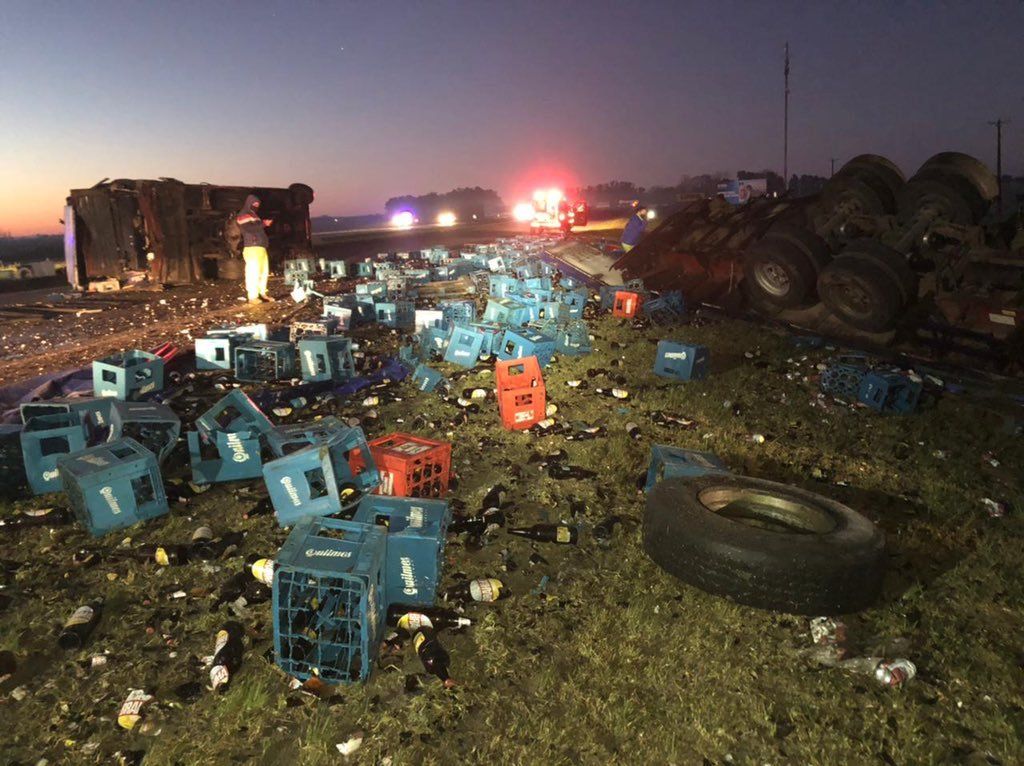 As qued el camin uno de los tres vehculos involucrados en el accidente de esta madrugada en la ruta 2 Foto Paz Morel Quirno