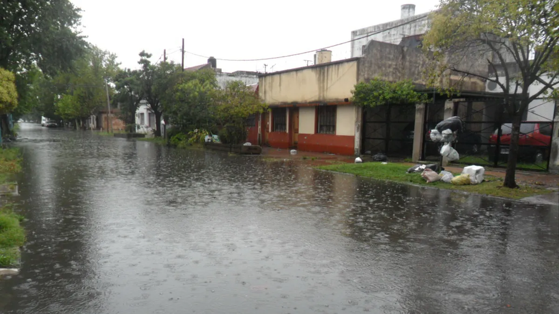Los vecinos de Lanús se quejaron también por los repetidos anegamientos en distintos lugares cada vez que llueve.