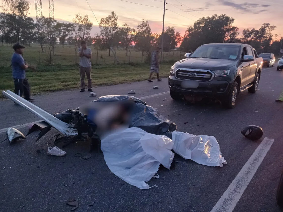 El cuerpo de una de las mujeres fallecidas fue encontrado debajo de una camioneta Ford Ranger.