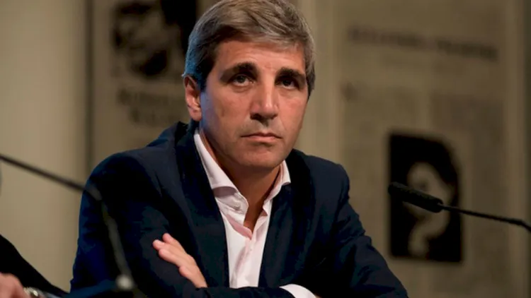 Caputo cuestionó a economistas, empresas y al sistema impositivo.