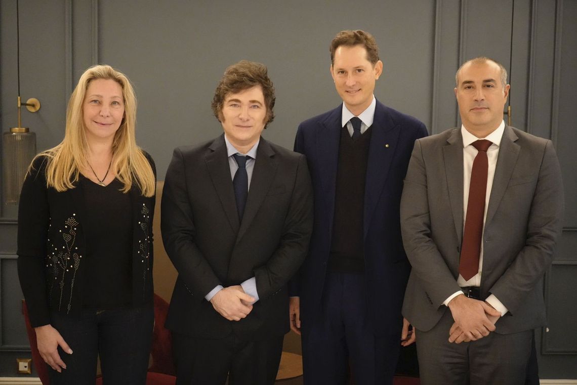 Milei y su hermana Karina emprendieron el regreso al país tras las actividades de este domingo.