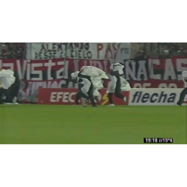 Fantasmas de Newells invadieron la cancha para cargar a Central
