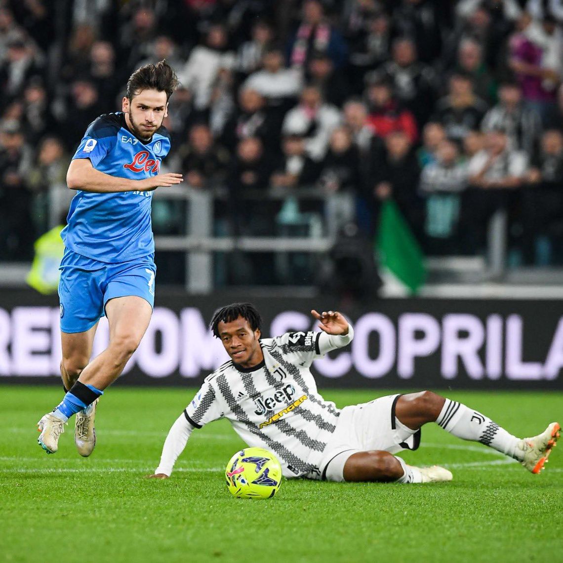 Nápoli derrotó a Juventus en un partidazo y se abraza con el título.