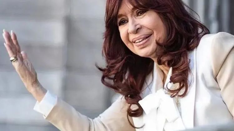 Cristina Kirchner, quien ya había dicho que no se retiraba de la política sino de los cargos, comienza a dar las primeras pistas de cuál será su futuro a partir del próximo 10 de diciembre.