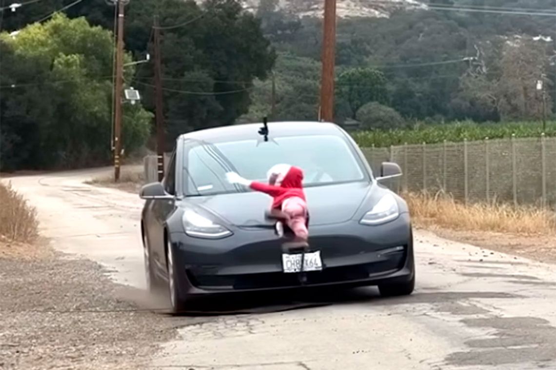 El programa de conducción autónoma de los Tesla puede fallar y provocar accidentes. Captura.