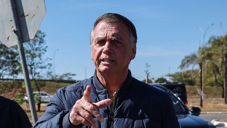 Jair Bolsonaro, expresidente de Brasil, al hablar con la prensa luego de ser informado sobre las medidas cautelares en su contra.