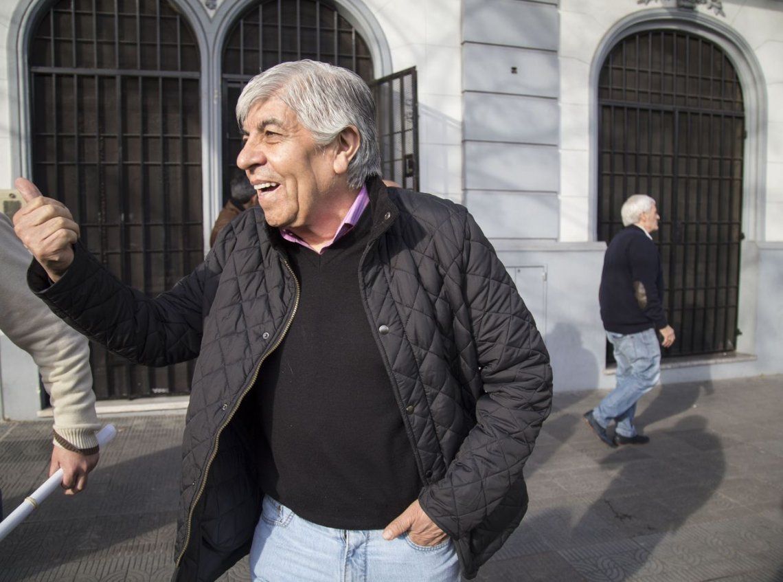 A Moyano le disparan desde distintos frentes