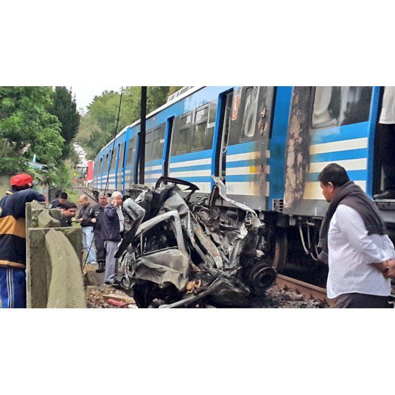 Un tren arrolló un auto en Tigre: al menos un muerto