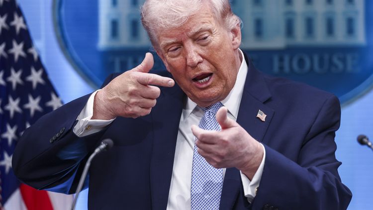 Donald Trump imita el gesto de estar disparando. Hoy es un día clave para el conflicto en Medio Oriente.