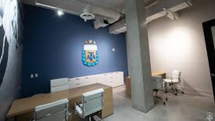 El escritorio de la oficina que inauguró AFA en 2023 en Miami.