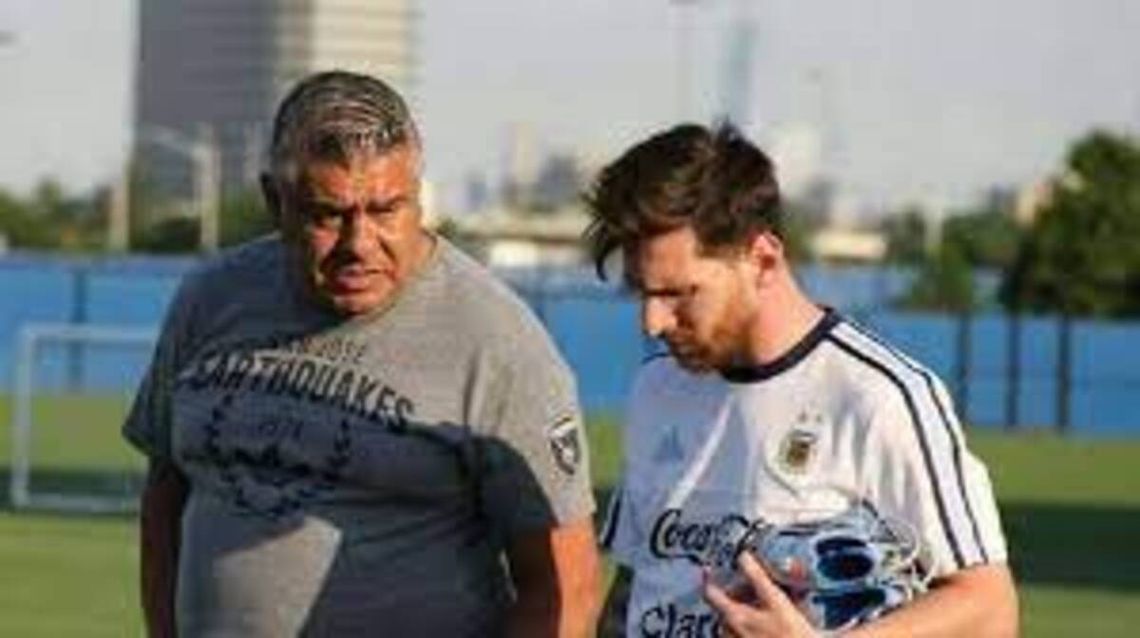 Chiqui Tapia junto a Messi en el predio de Ezeiza.