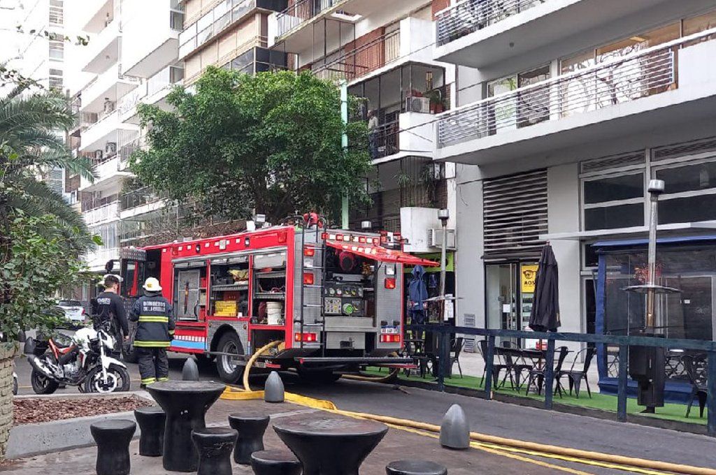 Bomberos combaten un incendio en un departamento en Palermo
