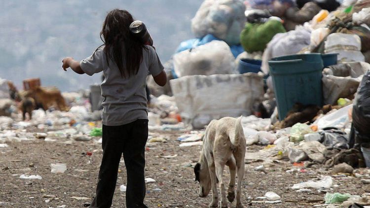 El informe añade que el 42% del conjunto de chicos pobres vive en condiciones de insuficientes de saneamiento de vivienda.