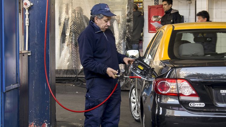 Esta decisión, que rige desde este martes, impactará en las ventas de GNC en las estaciones de servicio.