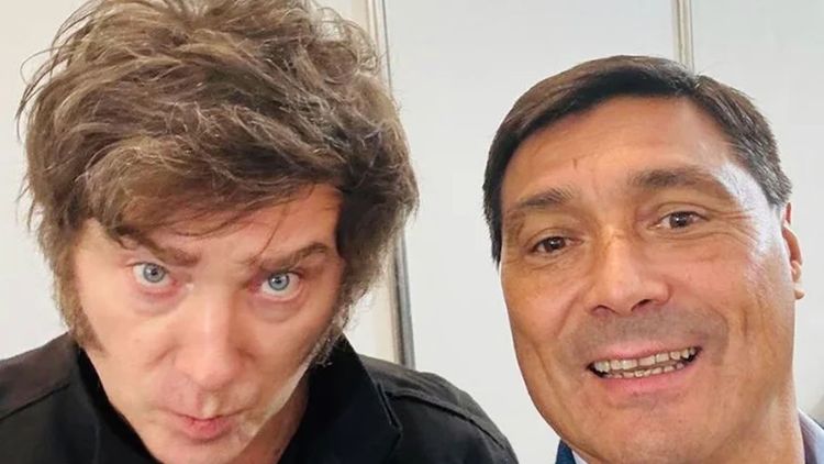 Javier Milei y Pablo Ansaloni, el padre de uno de los agresores. 