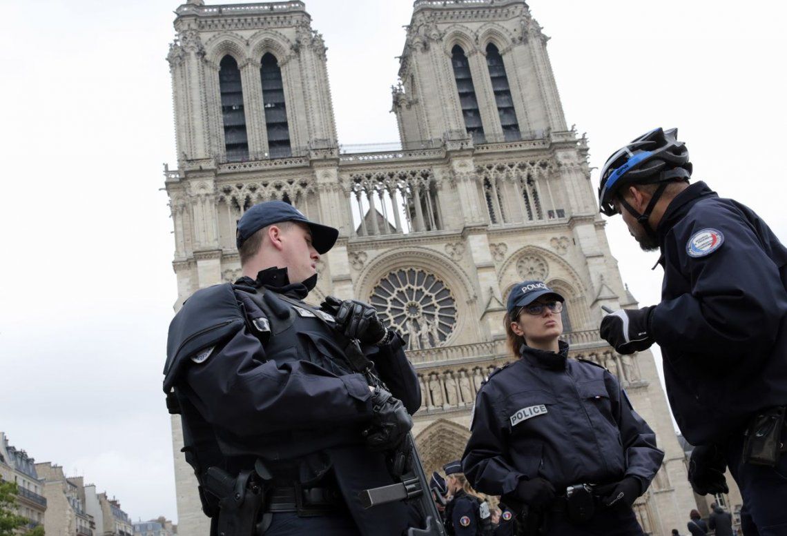 Tensión frente al Louvre: bolsos sospechosos y evacuados