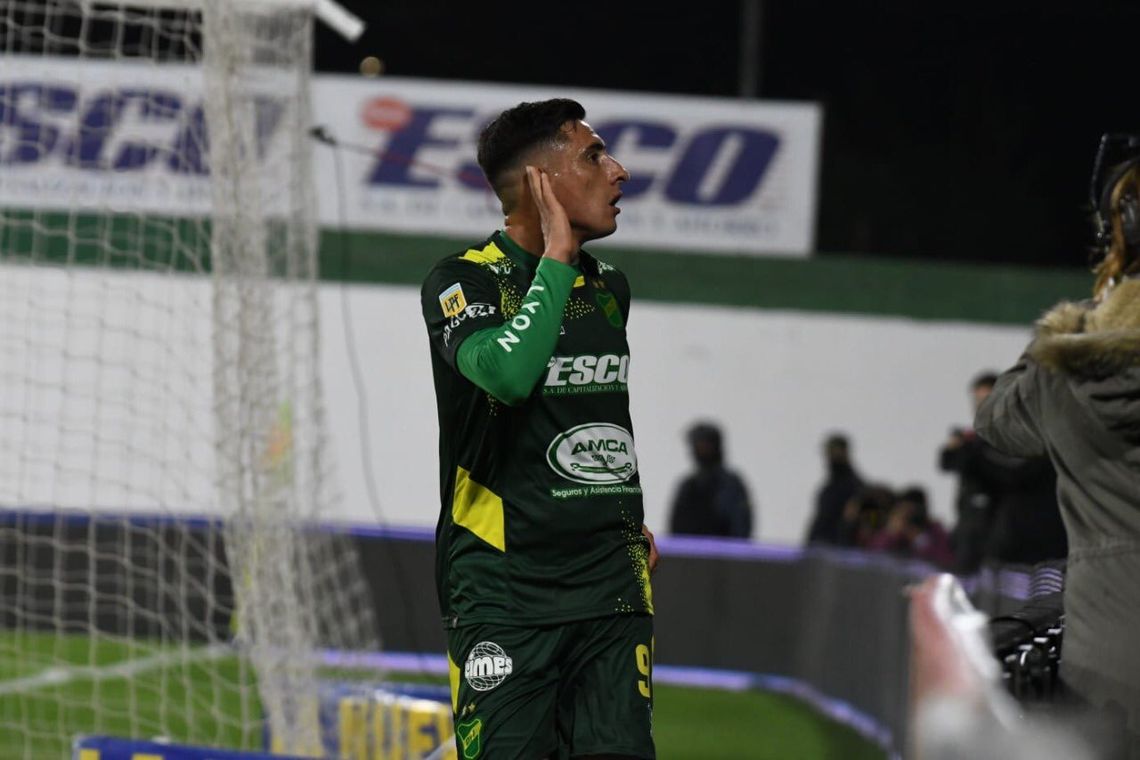 Merentiel celebra el primer gol de Defensa y Justicia frente a Estudiantes