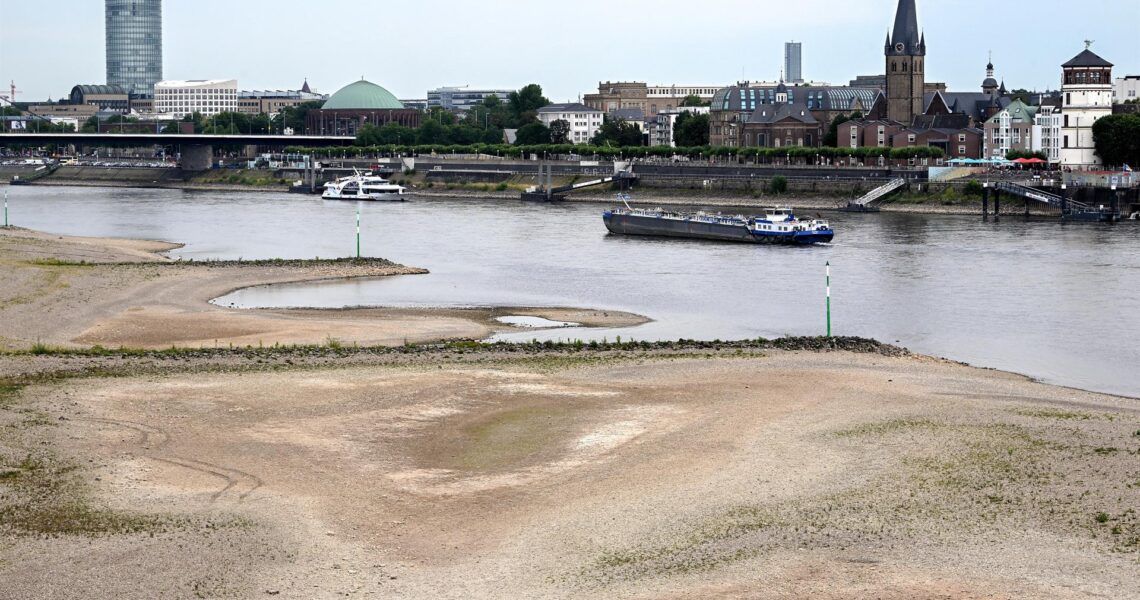 La falta de agua en el río Rin dificulta el transporte de carga entre los países europeos.