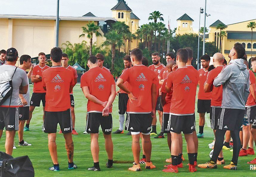 dMarcelo Gallardo y sus jugadores en una de las sesiones de entrenamiento en Orlando