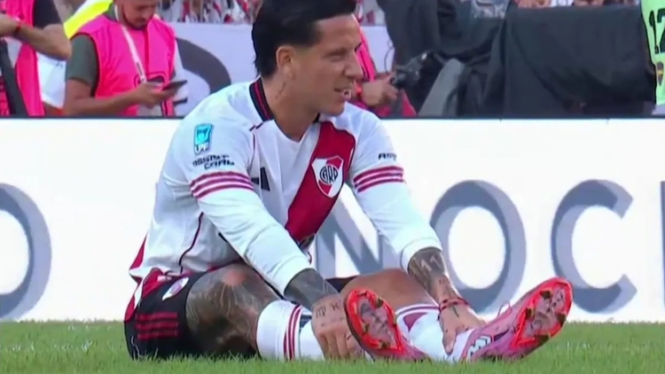 Driussi tirado en el campo del Monumental.
