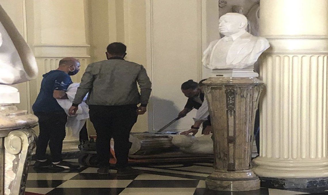 Entre los empujones y las corridas generaron que el busto del ex presidente Hipólito Yrigoyen se cayera al piso y sufriera algunos daños.