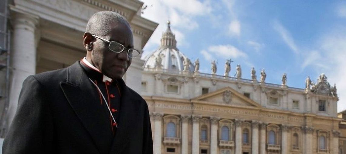 El cardenal guineano Robert Sarah es otro de los cinco cardenales que interrogan al Papa públicamente.