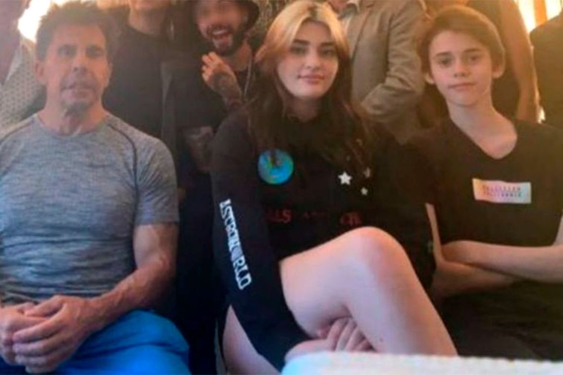 Martita y Felipe Fort junto a su tutor legal, Gustavo Martínez, y expareja de su padre biológico Ricardo Fort. Archivo.